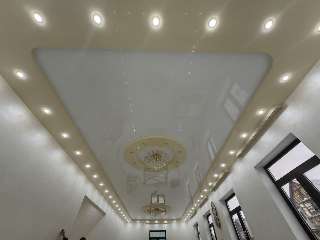 Глянцевый потолок в интерьере